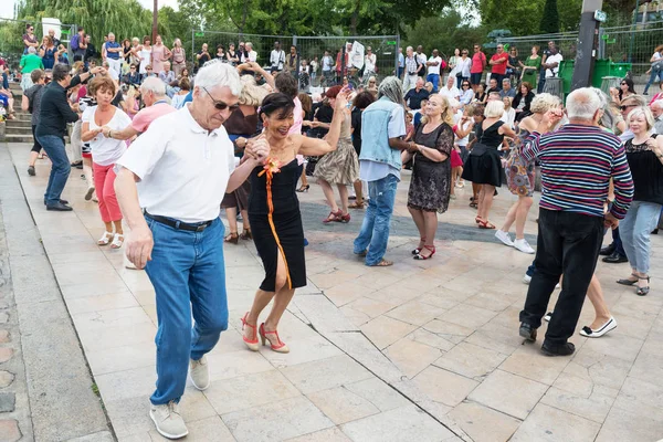 Pareja Personas Mayores Bailan Orillas Del Río Sena París Agosto — Foto de Stock