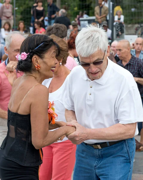 パリのセーヌ川のほとりで踊る高齢者のペア 2019年8月10日 フランス — ストック写真