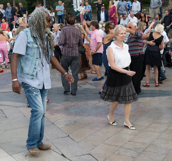 Pareja Personas Mayores Bailan Orillas Del Río Sena París Agosto — Foto de Stock