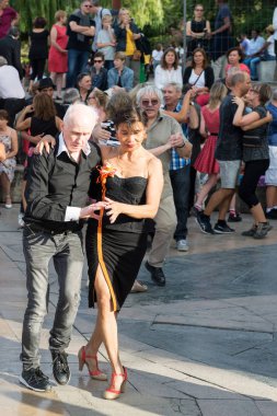 Paris'teki Seine Nehri'nin kıyısında dans eden yaşlı insanlar. 10 Ağustos 2019 Paris, Fransa. 