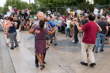 Paris'teki Seine Nehri'nin kıyısında dans eden yaşlı insanlar. 10 Ağustos 2019 Paris, Fransa. 