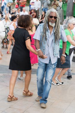 Paris'teki Seine Nehri'nin kıyısında dans eden yaşlı insanlar. 10 Ağustos 2019 Paris, Fransa. 