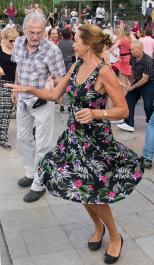 Paris'teki Seine Nehri'nin kıyısında dans eden yaşlı insanlar. 10 Ağustos 2019 Paris, Fransa. 