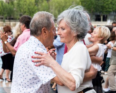Paris'teki Seine Nehri'nin kıyısında dans eden yaşlı insanlar. 10 Ağustos 2019 Paris, Fransa. 