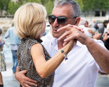 Paris'teki Seine Nehri'nin kıyısında dans eden yaşlı insanlar. 10 Ağustos 2019 Paris, Fransa. 