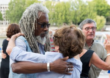 Paris'teki Seine Nehri'nin kıyısında dans eden yaşlı insanlar. 10 Ağustos 2019 Paris, Fransa. 