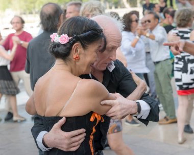 Paris'teki Seine Nehri'nin kıyısında dans eden yaşlı insanlar. 10 Ağustos 2019 Paris, Fransa. 