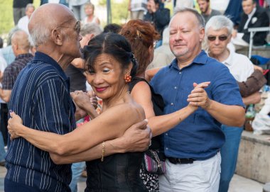 Paris'teki Seine Nehri'nin kıyısında dans eden yaşlı insanlar. 10 Ağustos 2019 Paris, Fransa. 
