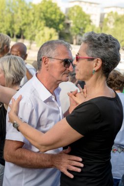 Paris'teki Seine Nehri'nin kıyısında dans eden yaşlı insanlar. 10 Ağustos 2019 Paris, Fransa. 