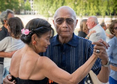 Paris'teki Seine Nehri'nin kıyısında dans eden yaşlı insanlar. 10 Ağustos 2019 Paris, Fransa. 