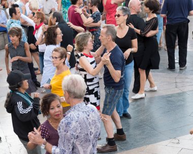 Paris'teki Seine Nehri'nin kıyısında dans eden yaşlı insanlar. 10 Ağustos 2019 Paris, Fransa. 