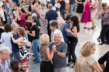 Paris'teki Seine Nehri'nin kıyısında dans eden yaşlı insanlar. 10 Ağustos 2019 Paris, Fransa. 