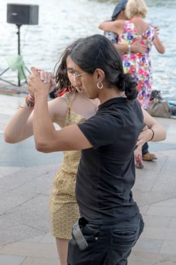 Paris'teki Seine Nehri'nin kıyısında dans eden yaşlı insanlar. 10 Ağustos 2019 Paris, Fransa. 