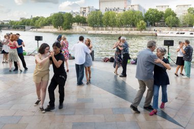 Paris'teki Seine Nehri'nin kıyısında dans eden yaşlı insanlar. 10 Ağustos 2019 Paris, Fransa. 