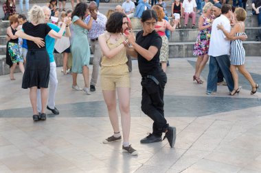 Paris'teki Seine Nehri'nin kıyısında dans eden yaşlı insanlar. 10 Ağustos 2019 Paris, Fransa. 