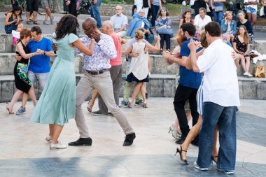 Paris'teki Seine Nehri'nin kıyısında dans eden yaşlı insanlar. 10 Ağustos 2019 Paris, Fransa. 