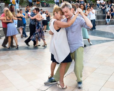 Paris'teki Seine Nehri'nin kıyısında dans eden yaşlı insanlar. 10 Ağustos 2019 Paris, Fransa. 