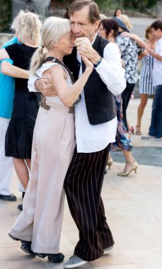 Paris'teki Seine Nehri'nin kıyısında dans eden yaşlı insanlar. 10 Ağustos 2019 Paris, Fransa. 