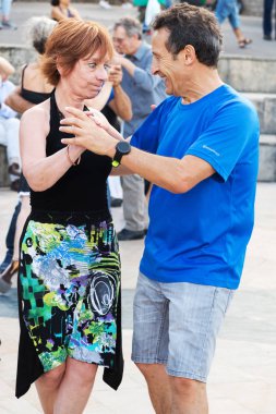Paris'teki Seine Nehri'nin kıyısında dans eden yaşlı insanlar. 10 Ağustos 2019 Paris, Fransa. 
