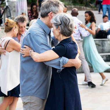 Paris'teki Seine Nehri'nin kıyısında dans eden yaşlı insanlar. 10 Ağustos 2019 Paris, Fransa. 