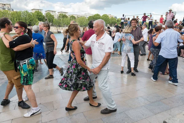 Pareja Personas Mayores Bailan Orillas Del Río Sena París Agosto — Foto de Stock