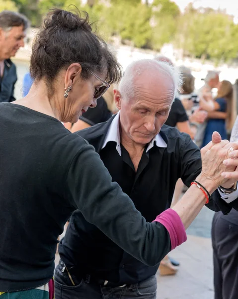 Pareja Personas Mayores Bailan Orillas Del Río Sena París Agosto — Foto de Stock