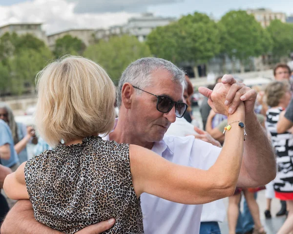 Pareja Personas Mayores Bailan Orillas Del Río Sena París Agosto — Foto de Stock