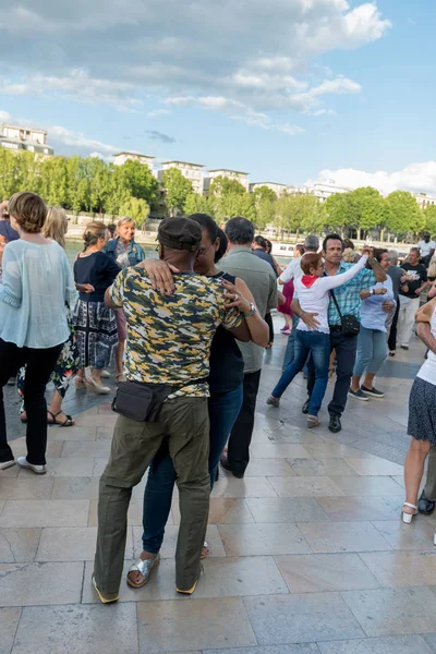 Pareja Personas Mayores Bailan Orillas Del Río Sena París Agosto — Foto de Stock