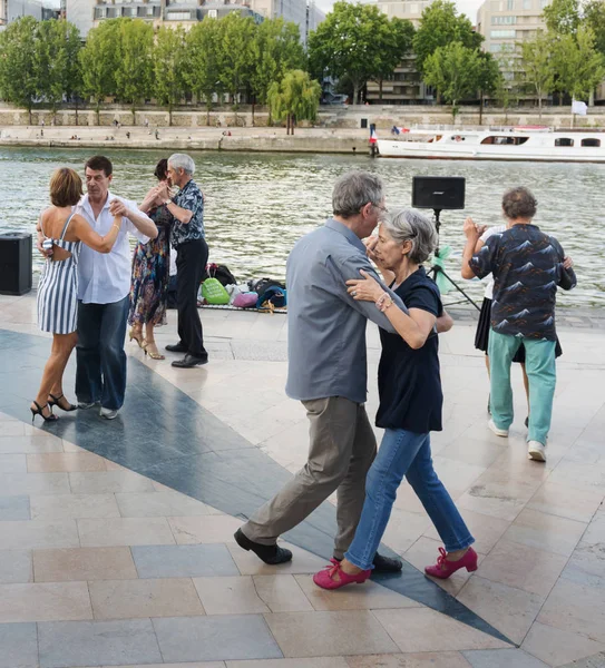 Paris'teki Seine Nehri'nin kıyısında dans eden yaşlı insanlar. 10 Ağustos 2019 Paris, Fransa. 