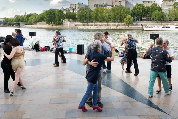 Pareja Personas Mayores Bailan Orillas Del Río Sena París Agosto — Foto de Stock