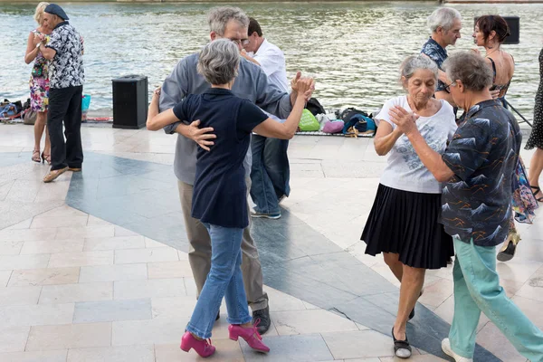 Pareja Personas Mayores Bailan Orillas Del Río Sena París Agosto — Foto de Stock