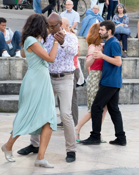 Paris'teki Seine Nehri'nin kıyısında dans eden yaşlı insanlar. 10 Ağustos 2019 Paris, Fransa. 