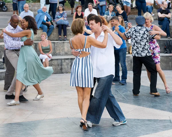 Paris'teki Seine Nehri'nin kıyısında dans eden yaşlı insanlar. 10 Ağustos 2019 Paris, Fransa. 