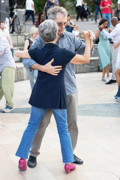 Paris'teki Seine Nehri'nin kıyısında dans eden yaşlı insanlar. 10 Ağustos 2019 Paris, Fransa. 