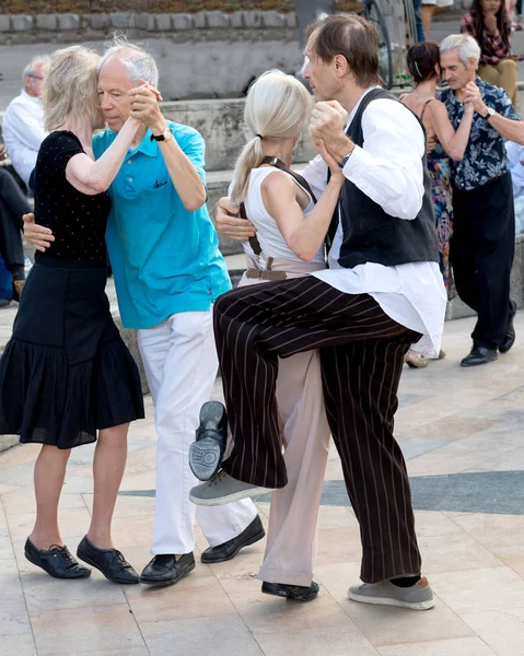 Paris'teki Seine Nehri'nin kıyısında dans eden yaşlı insanlar. 10 Ağustos 2019 Paris, Fransa. 
