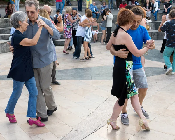 Paris'teki Seine Nehri'nin kıyısında dans eden yaşlı insanlar. 10 Ağustos 2019 Paris, Fransa. 