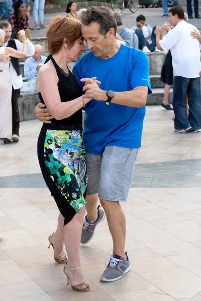 Paris'teki Seine Nehri'nin kıyısında dans eden yaşlı insanlar. 10 Ağustos 2019 Paris, Fransa. 