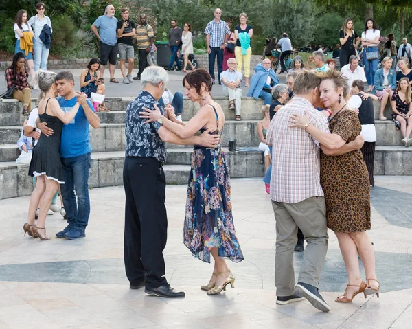 Pareja Personas Mayores Bailan Orillas Del Río Sena París Agosto — Foto de Stock