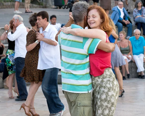 Paris'teki Seine Nehri'nin kıyısında dans eden yaşlı insanlar. 10 Ağustos 2019 Paris, Fransa. 