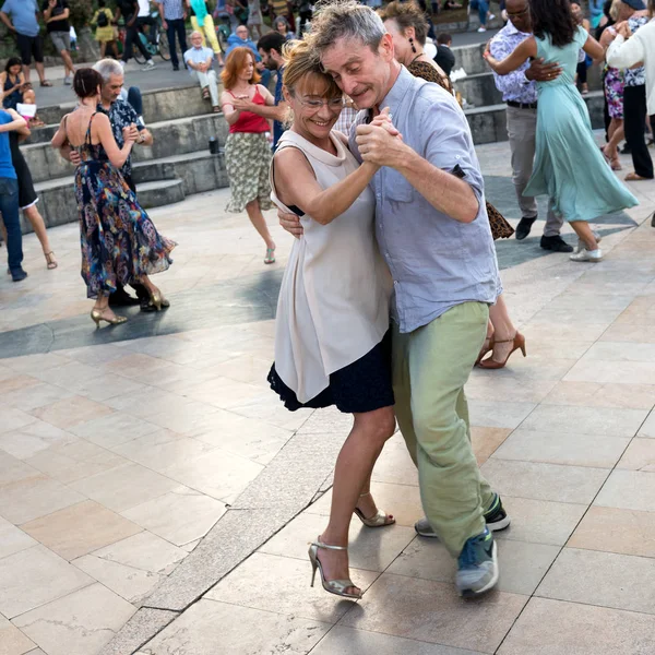 Paris'teki Seine Nehri'nin kıyısında dans eden yaşlı insanlar. 10 Ağustos 2019 Paris, Fransa. 