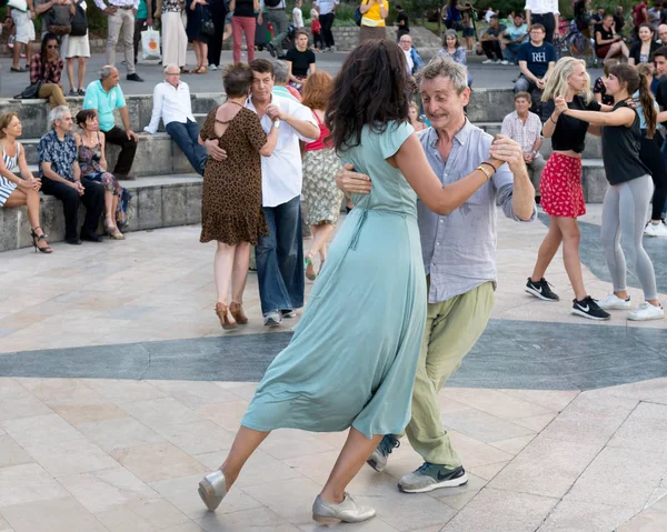 Paris'teki Seine Nehri'nin kıyısında dans eden yaşlı insanlar. 10 Ağustos 2019 Paris, Fransa. 