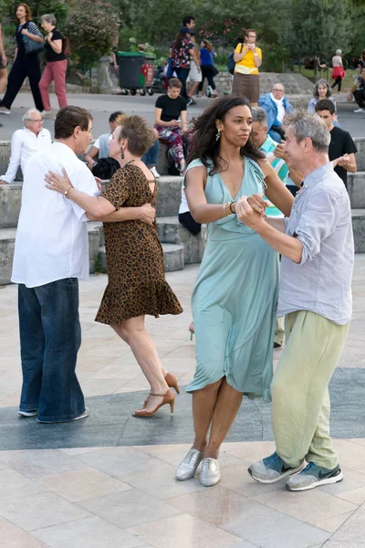 Paris'teki Seine Nehri'nin kıyısında dans eden yaşlı insanlar. 10 Ağustos 2019 Paris, Fransa. 