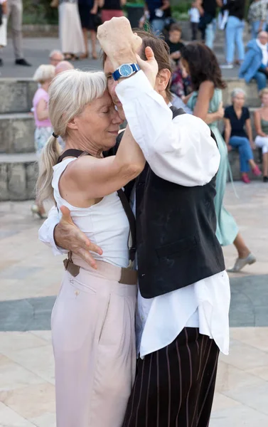 Paris'teki Seine Nehri'nin kıyısında dans eden yaşlı insanlar. 10 Ağustos 2019 Paris, Fransa. 