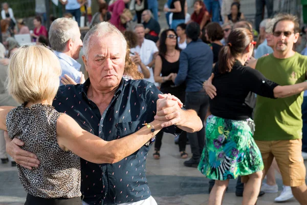 パリのセーヌ川のほとりで踊る高齢者のペア 2019年8月10日 フランス ストック写真