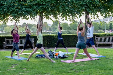 Louvre Sınıflar Yoga. Paris. Fransa. 05 Ağustos 2019.