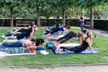 Louvre Sınıflar Yoga. Paris. Fransa. 05 Ağustos 2019.