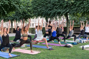 Louvre Sınıflar Yoga. Paris. Fransa. 05 Ağustos 2019.