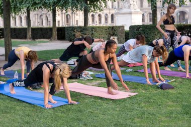 Louvre Sınıflar Yoga. Paris. Fransa. 05 Ağustos 2019.