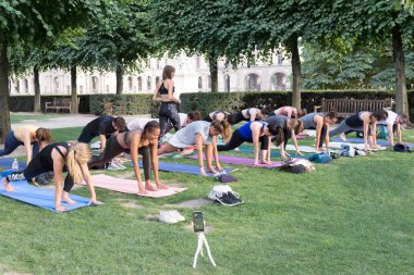 Louvre Sınıflar Yoga. Paris. Fransa. 05 Ağustos 2019.