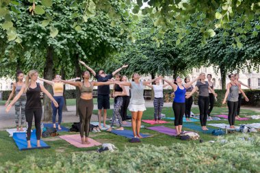 Louvre Sınıflar Yoga. Paris. Fransa. 05 Ağustos 2019.